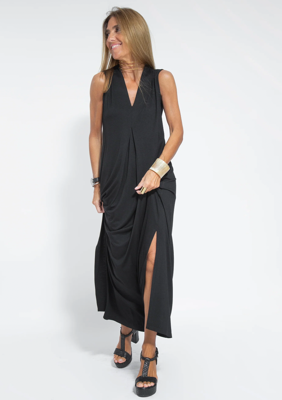 Robe longue femme et veste fluide pour une tenue de soirée chic et décontractée.
