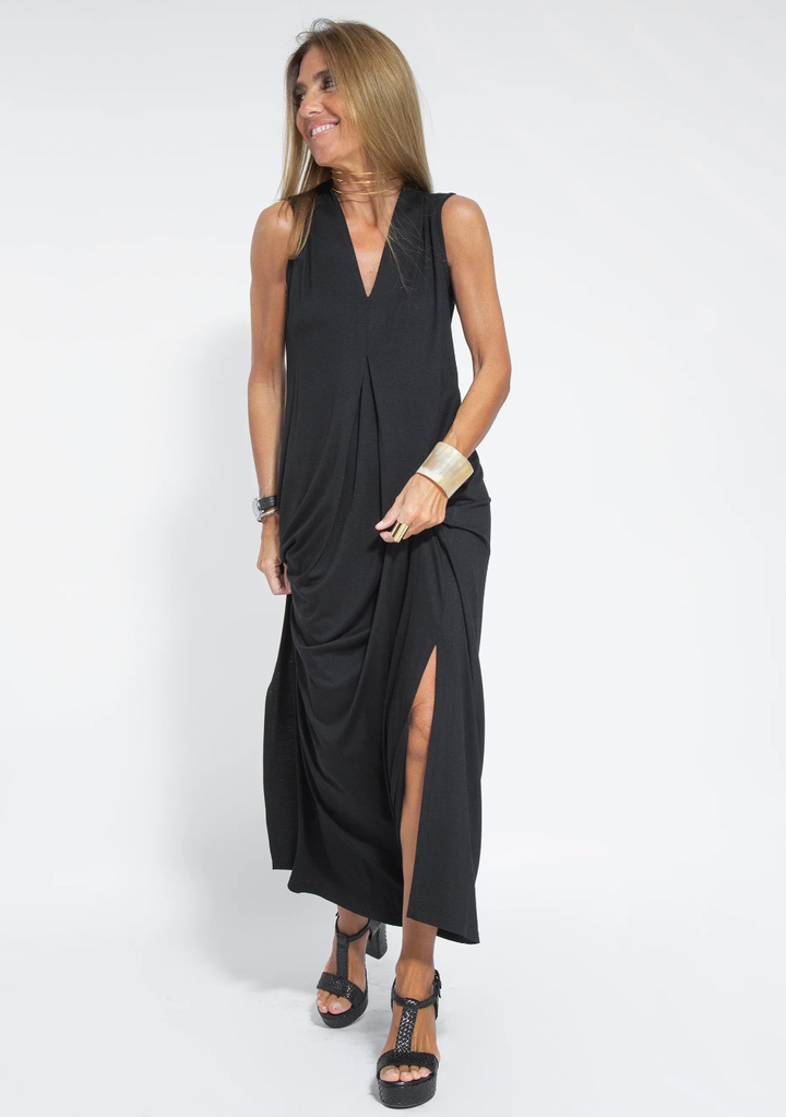 Robe longue femme et veste fluide pour une tenue de soirée chic et décontractée.