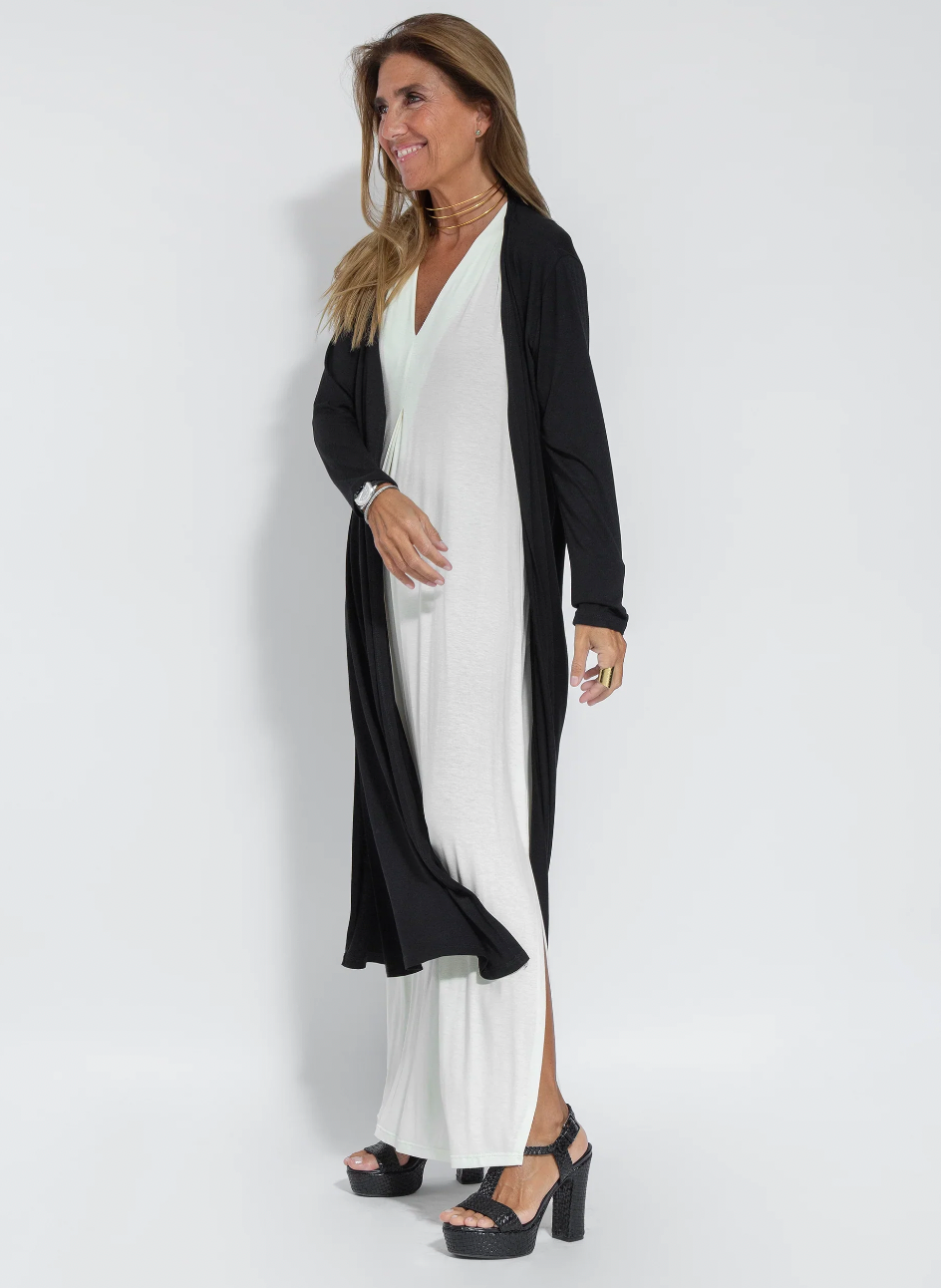 Nouvelle collection : ensemble robe longue et veste fluide, style élégant et moderne.