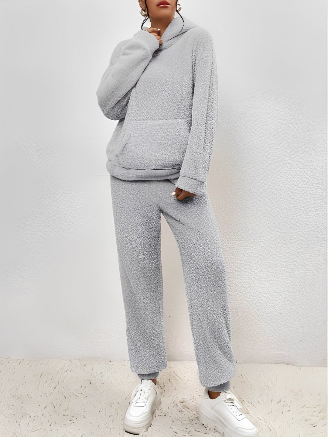 Femme souriante portant l'ensemble loungewear douillet, idéal pour la détente et les moments de confort à domicile.