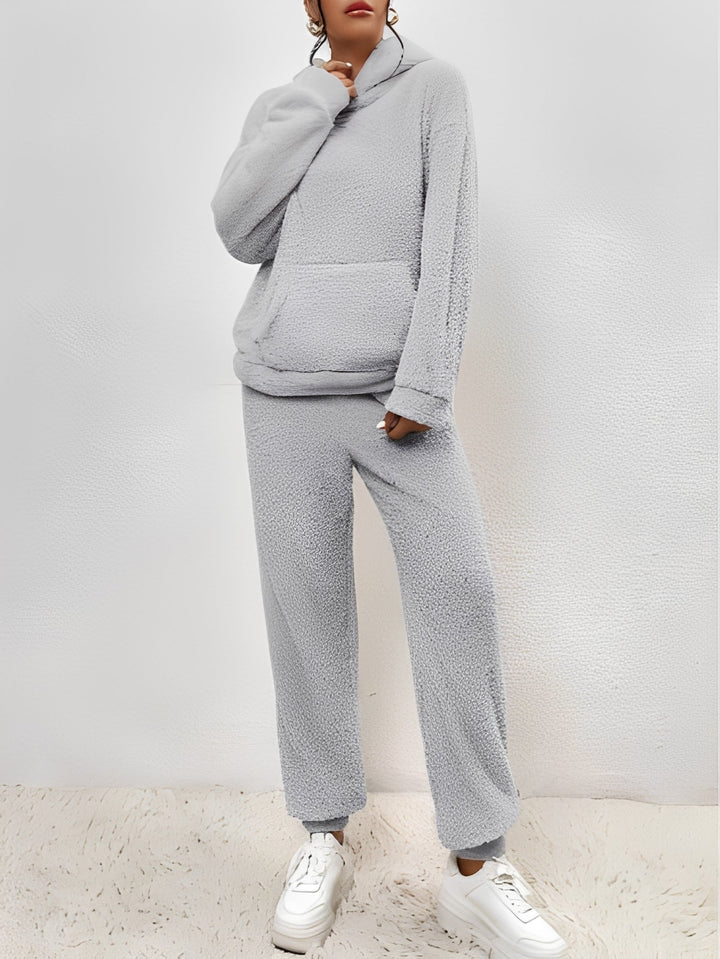 Femme souriante portant l'ensemble loungewear douillet, idéal pour la détente et les moments de confort à domicile.
