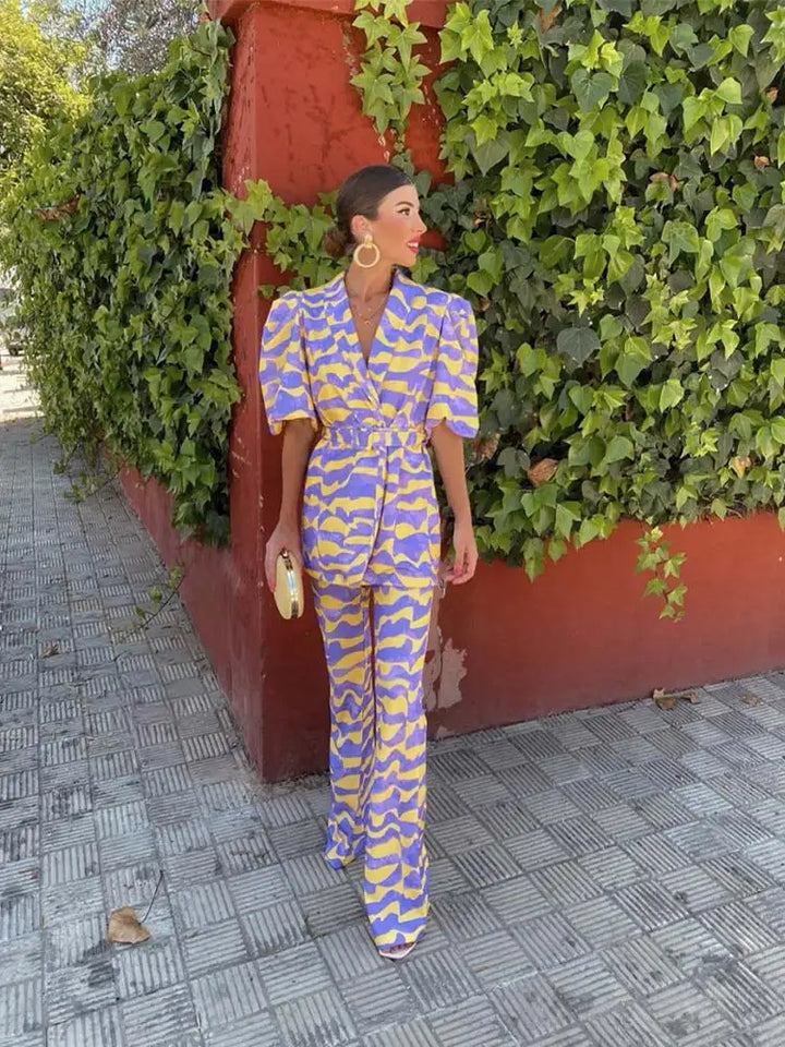 Haut et pantalon femme assortis, épaules structurées, imprimé graphique. Un ensemble coordonné chic et confortable.