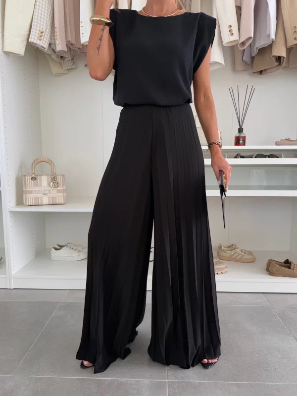 Ensemble 2 pièces plissé femme stylisé avec des accessoires décontractés. Tenue polyvalente, chic et tendance pour femme.