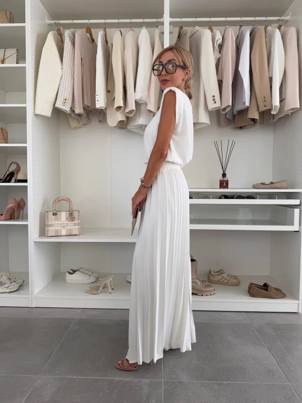 Femme portant l'ensemble plissé confortable, pantalon large et haut fluide. Parfait pour une journée détente ou sortie chic.