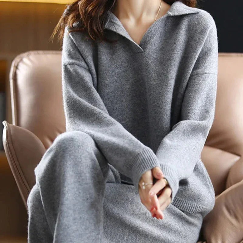 Ensemble deux pièces tricot femme. Pull polo doux et pantalon confortable pour un style décontracté.