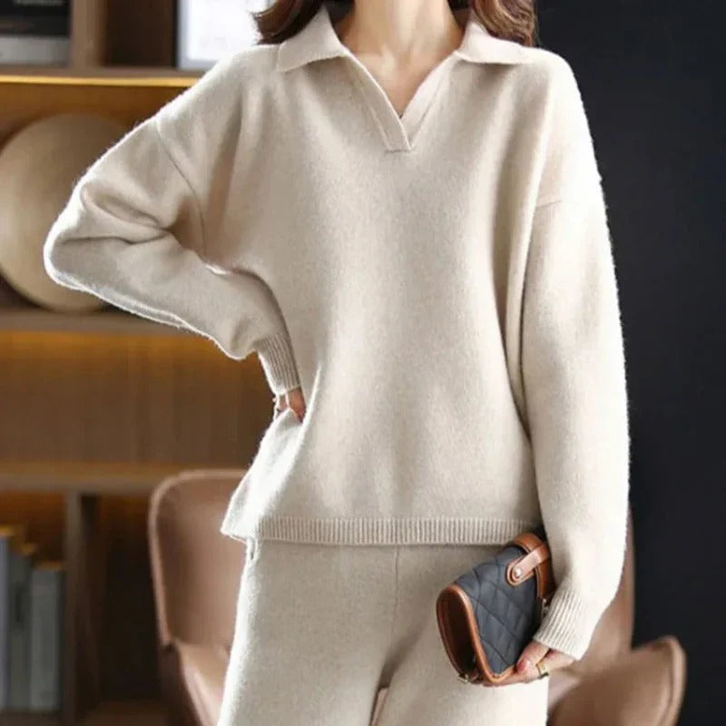 Pull polo tricot chic et pantalon large fluide. Ensemble décontracté pour femme moderne et confortable.