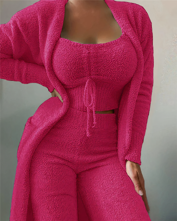 Loungewear femme 3 pièces chaud et confortable pour l'hiver : haut, pantalon et gilet polaire doux.