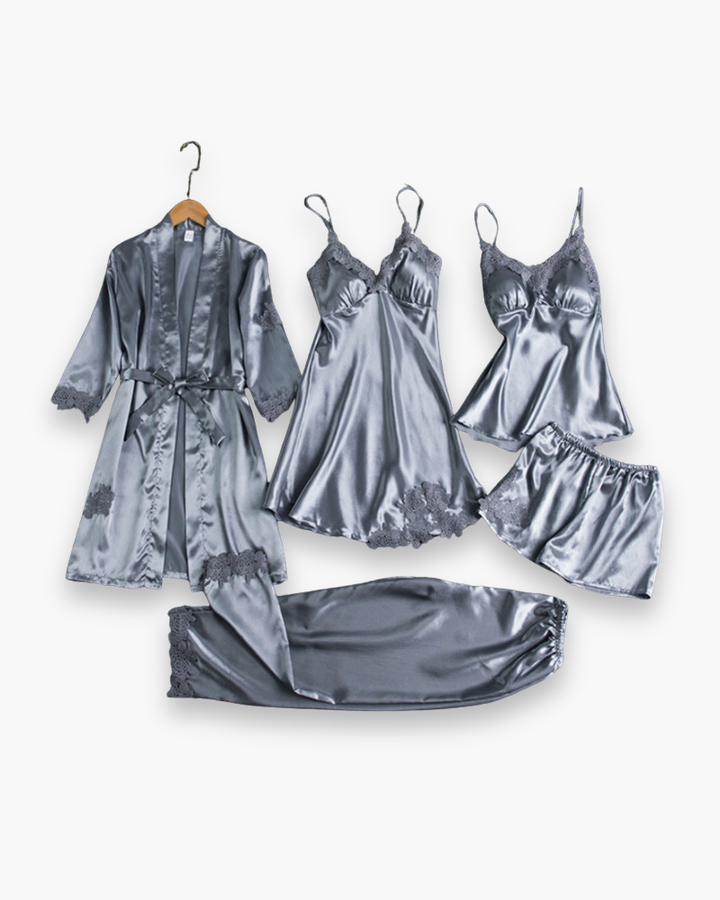 Ensemble pyjama femme élégant bleu, kimono, short, haut et caraco, confort doux pour nuits détente et style nocturne.