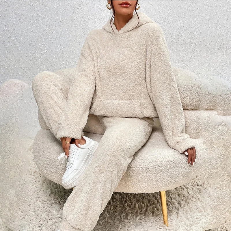 Ensemble pyjama polaire femme, doux et chaud, idéal pour l'hiver et le cocooning à la maison.