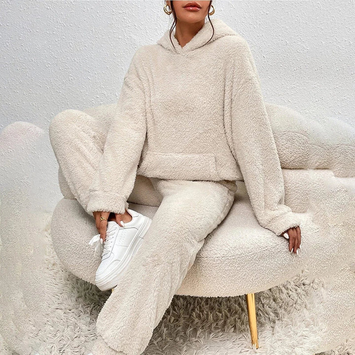 Ensemble pyjama polaire femme, doux et chaud, idéal pour l'hiver et le cocooning à la maison.