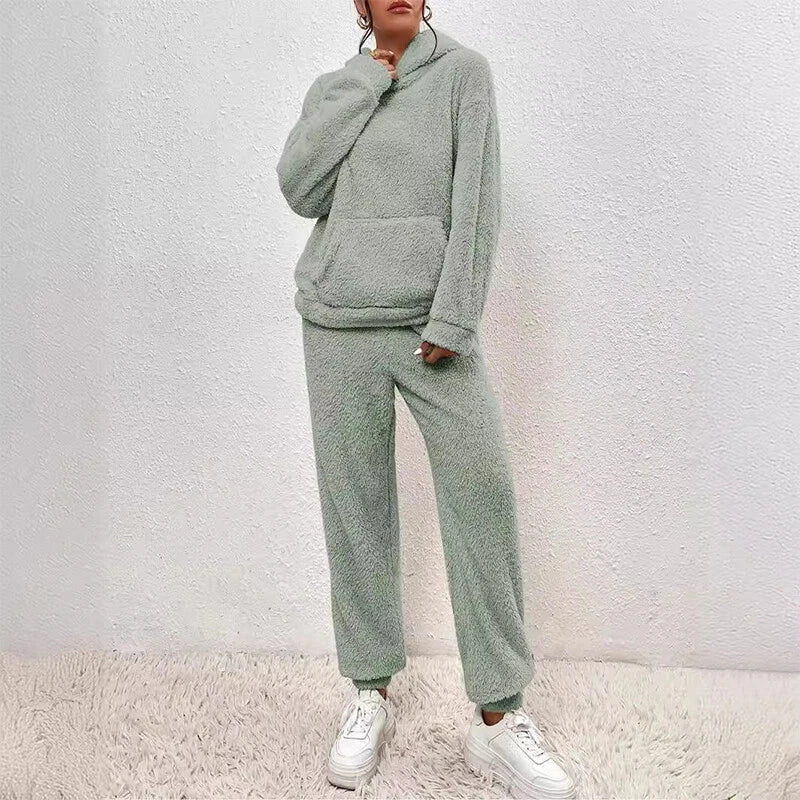 Pyjama femme doux en polaire chaude, ensemble confort idéal pour l'hiver et le loungewear.