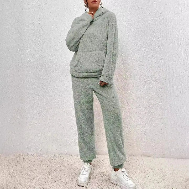 Pyjama femme doux en polaire chaude, ensemble confort idéal pour l'hiver et le loungewear.