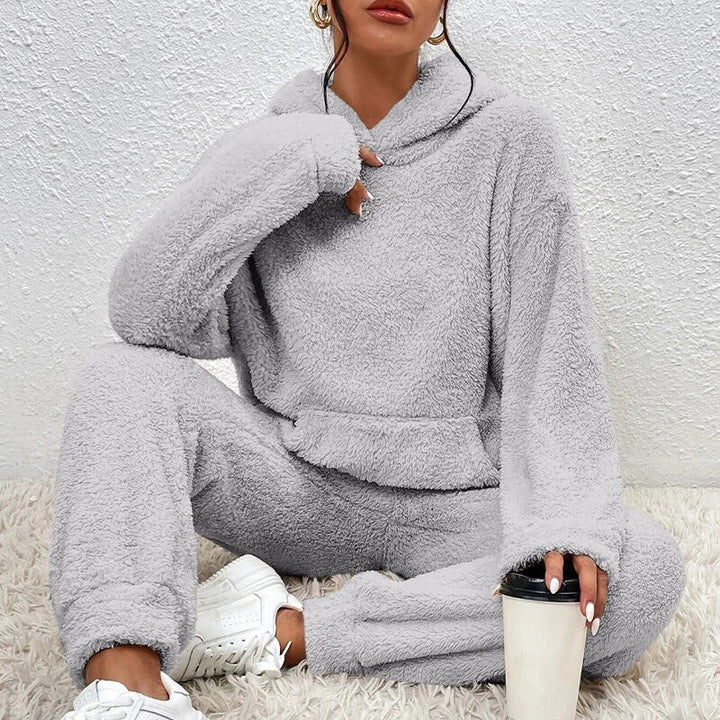 Ensemble pyjama polaire chaud pour femme avec capuche, idéal pour un confort hivernal et le cocooning.