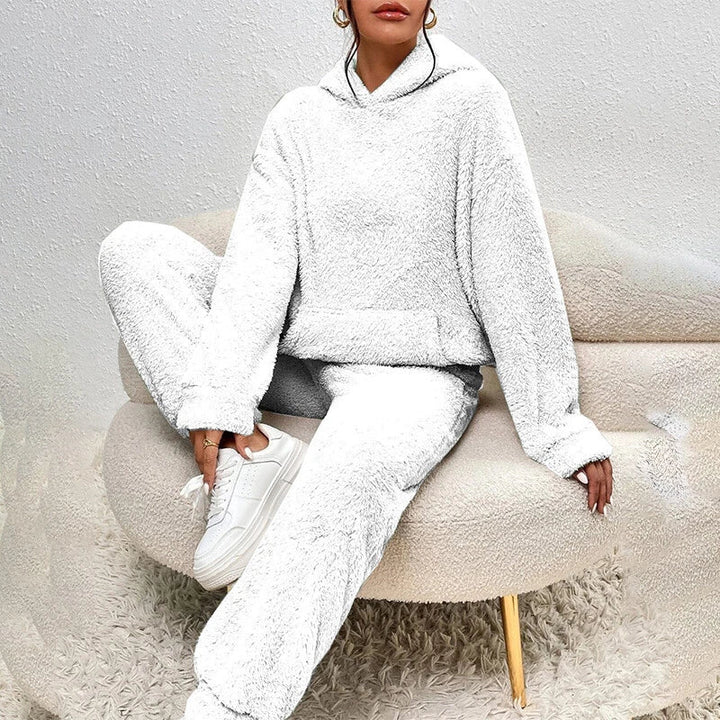 Loungewear polaire femme doux et cosy, ensemble parfait pour la détente à la maison et l'hiver.
