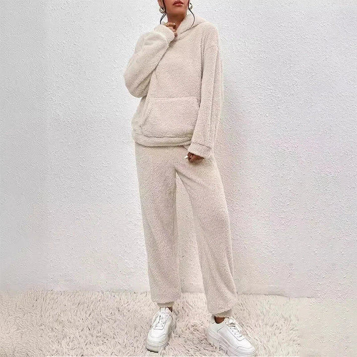 Pyjama femme hiver : ensemble polaire douce et confortable, idéal pour les moments de détente.