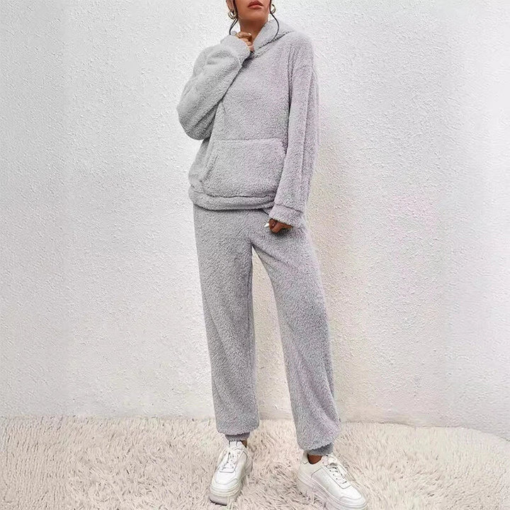 Ensemble pyjama polaire femme avec capuche, doux, chaud et parfait pour les soirées cocooning.