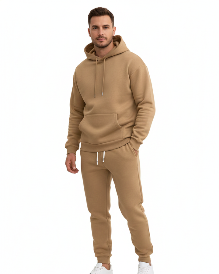 Tenue complète homme décontractée: jogging et sweat à capuche, parfait pour le confort quotidien.