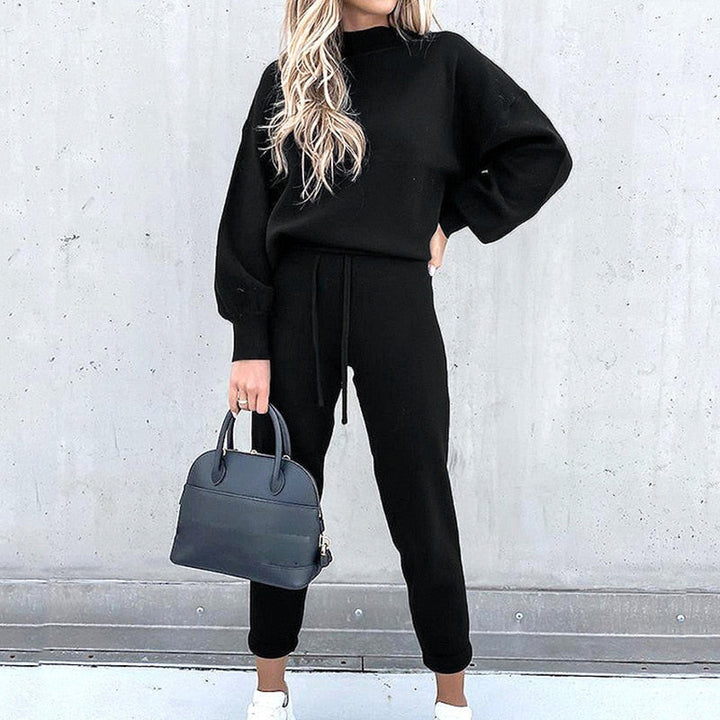 Ensemble femme deux pièces : haut manches longues et pantalon coordonné. Tenue décontractée chic, sportswear féminin.
