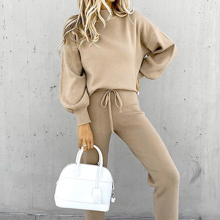 Tenue femme décontractée pour loisirs ou maison. Ensemble survêtement chic, parfait pour un confort stylé toute la journée.