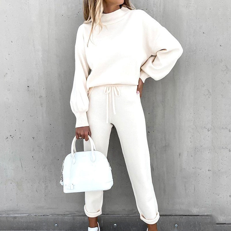 Survêtement femme polyvalent, ensemble deux pièces. Parfait pour le sport ou une tenue décontractée chic au quotidien.