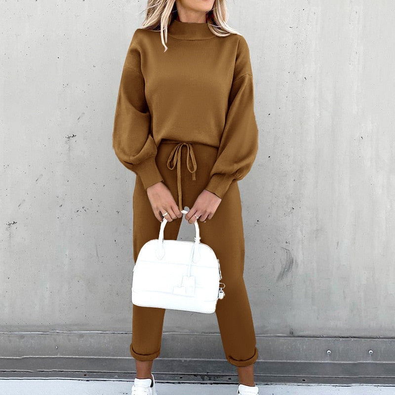 Ensemble survêtement femme chic et confortable, deux pièces. Tenue décontractée élégante, haut manches longues & pantalon.