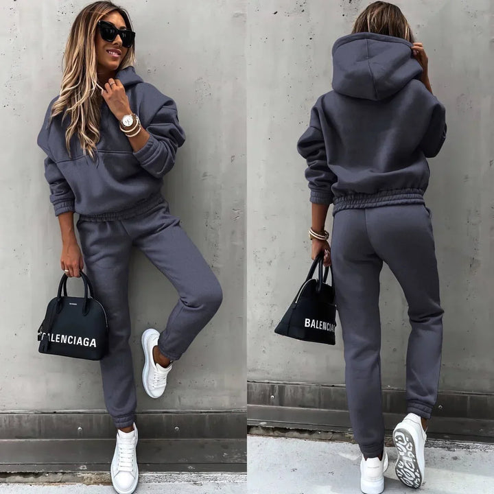 "Ensemble survêtement femme, capuche, tissu doux, couleur châtaignier, allure décontractée chic pour toutes occasions."