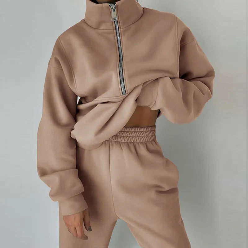 "Ensemble survêtement femme ELSIE, style chic et confortable, tissu stretch, blanc, taille haute, décontracté pour sport."
