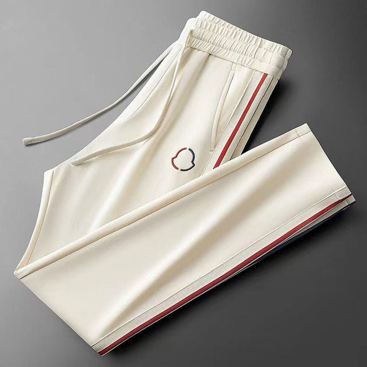 Ensemble survêtement moderne, coupe décontractée.  Confort et style pour le sport et les loisirs.