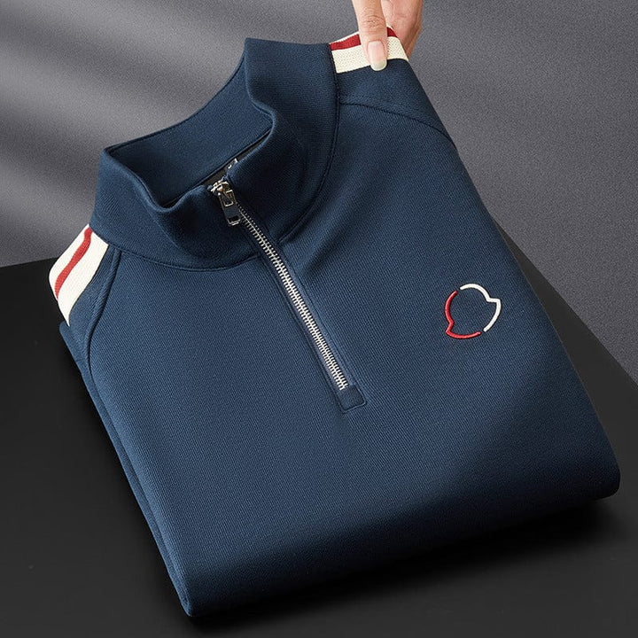 Ensemble survêtement moderne, coupe décontractée.  Confort et style pour le sport et les loisirs.