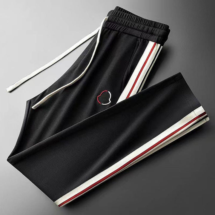 Ensemble survêtement moderne, coupe décontractée.  Confort et style pour le sport et les loisirs.