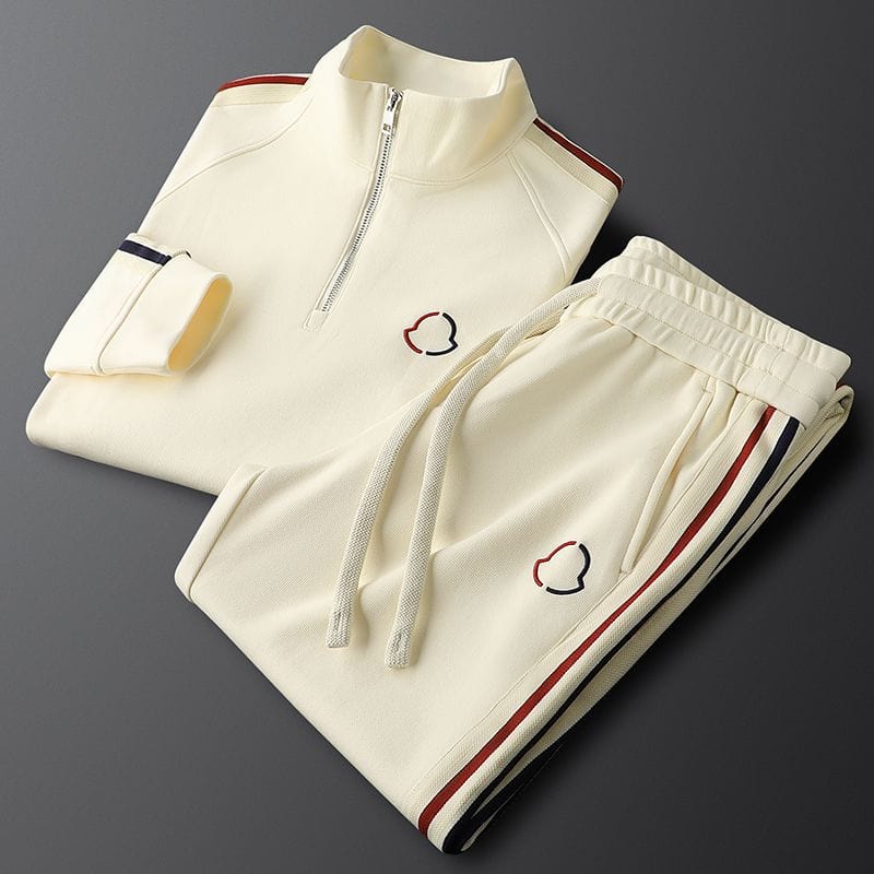 Ensemble survêtement moderne, coupe décontractée.  Confort et style pour le sport et les loisirs.