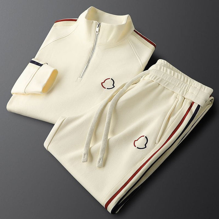 Ensemble survêtement moderne, coupe décontractée.  Confort et style pour le sport et les loisirs.