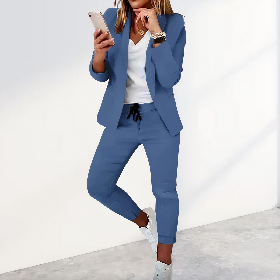 Ensemble tailleur femme Kailani chic 2 pièces: blazer élégant & pantalon confort. Idéal tenue professionnelle moderne.