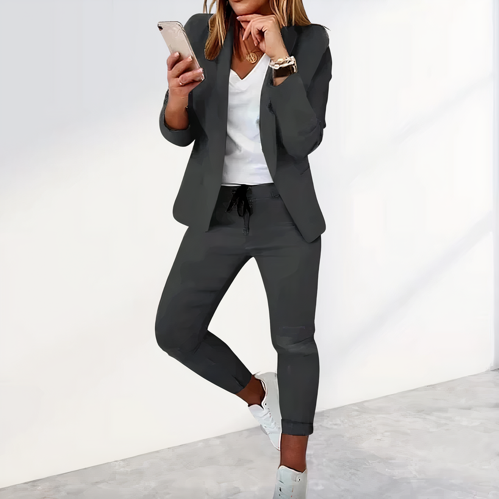 Tailleur femme Kailani confortable et polyvalent avec blazer & pantalon. Parfait pour mode printemps/automne chic.