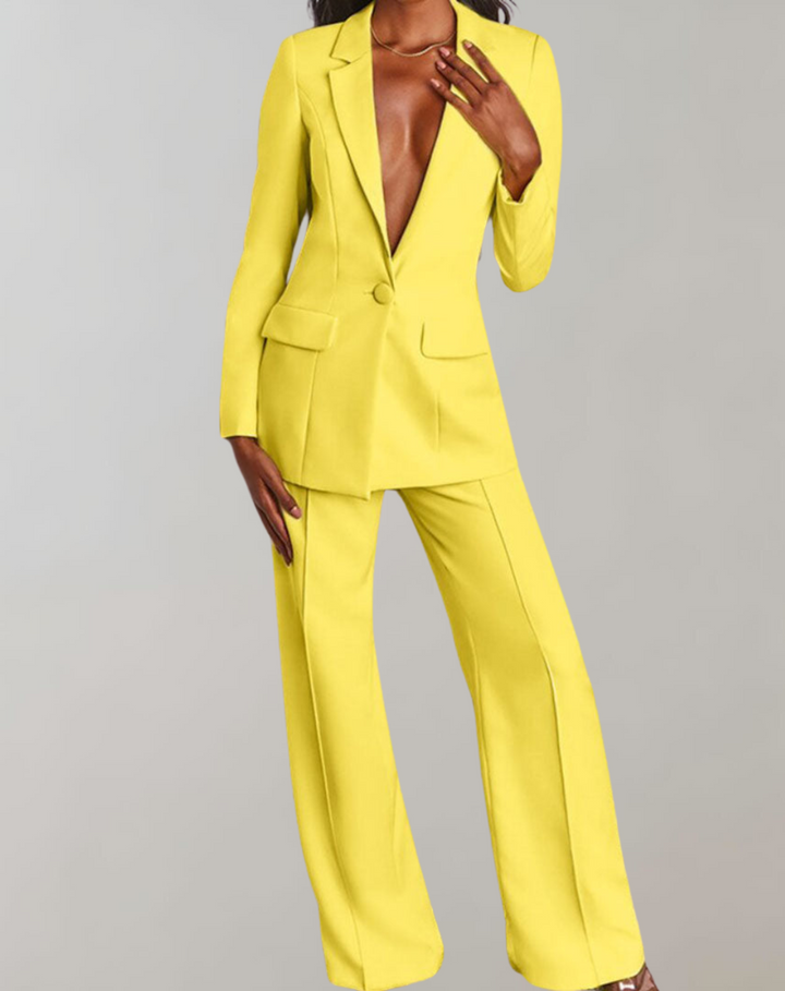 Ensemble tailleur femme élégant avec blazer et pantalon noir, parfait pour le bureau ou tenue professionnelle chic.