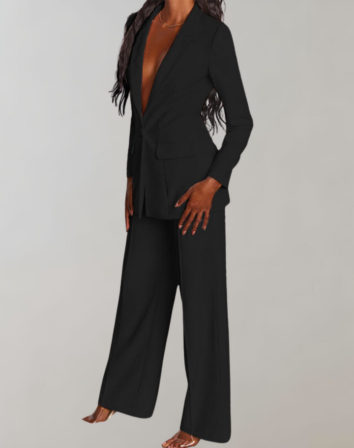 Blazer femme chic et pantalon élégant, ensemble tailleur deux pièces idéal pour tenue de bureau professionnelle.