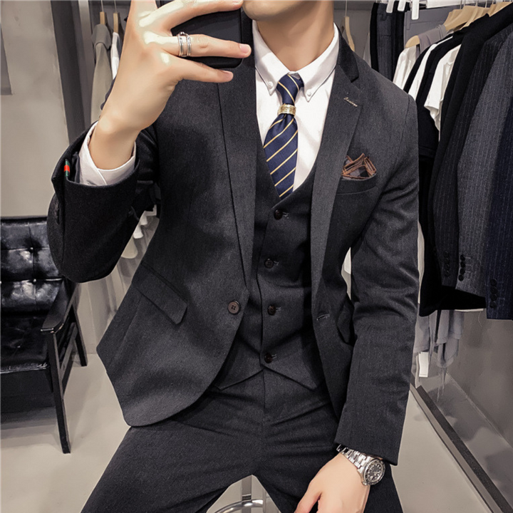 Ensemble trois pièces élégant hommes, costume noir raffiné avec veste, gilet et pantalon pour occasions spéciales.