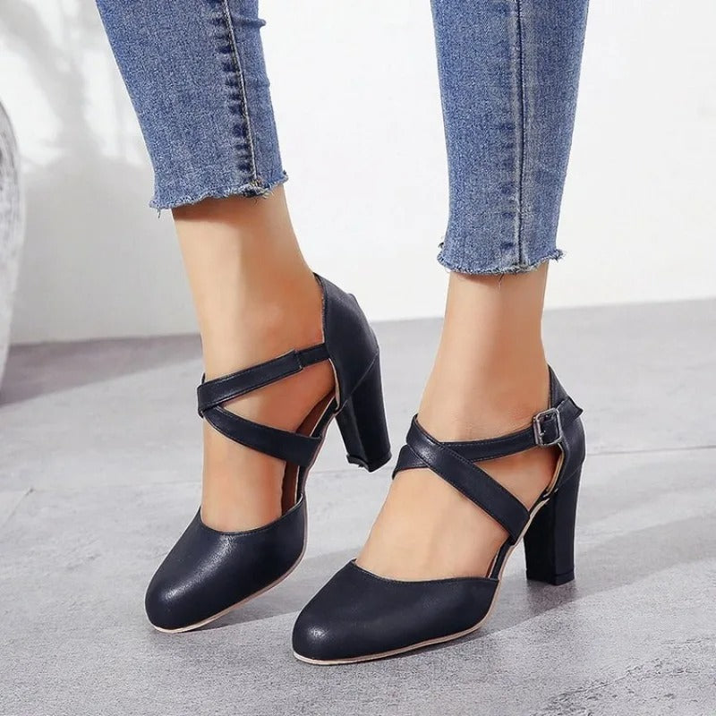 Escarpins élégants à talons hauts pour femme, parfaits pour une soirée chic ou un événement spécial.