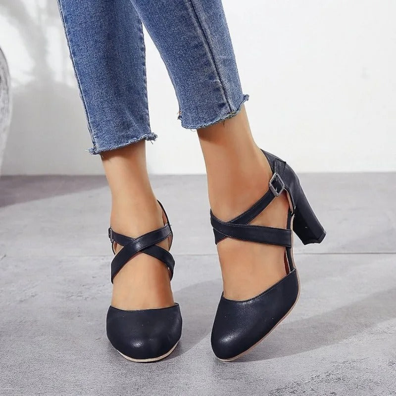 Escarpins noirs chics en cuir verni pour femme, talon aiguille élégant, mode soirée.