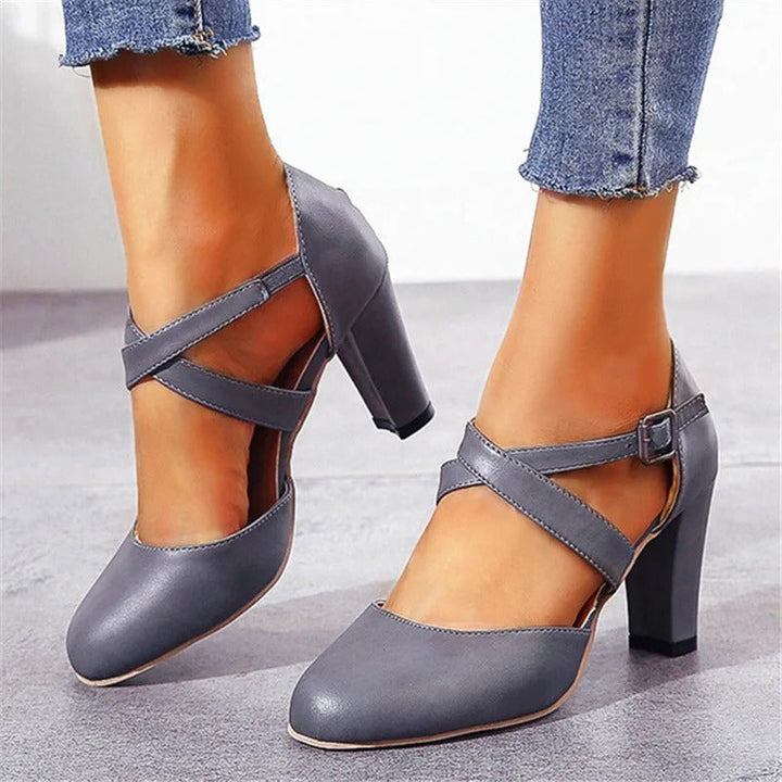 Talons aiguilles glamour pour femme, design élégant et bout pointu, chaussures habillées pour un look chic.