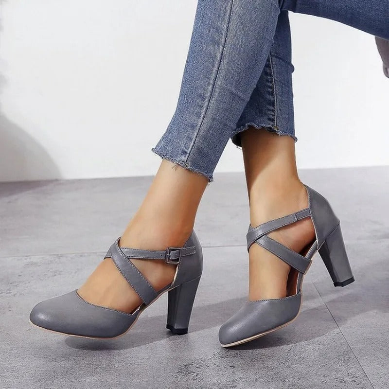 Escarpins rouges vibrants pour femme, talons hauts, confortables et stylés pour une occasion spéciale.