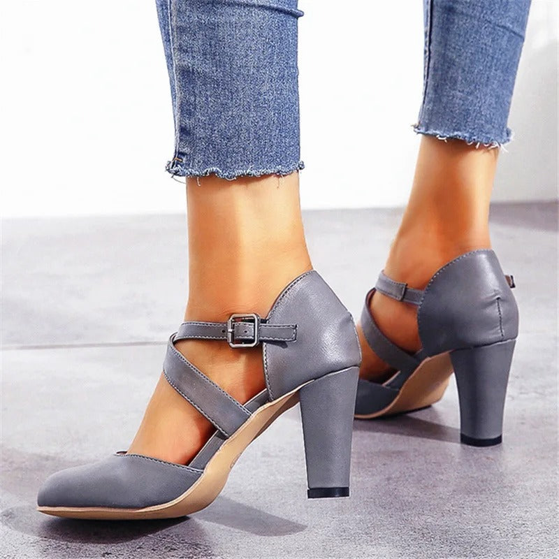 Chaussures à talons hauts sophistiquées pour femme, polyvalentes pour la mode quotidienne ou les événements formels.