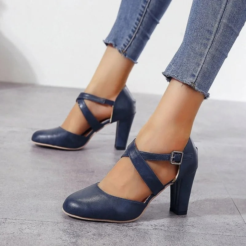Chaussures de mariée à talons hauts élégantes pour femme, confortables et chics pour le grand jour.