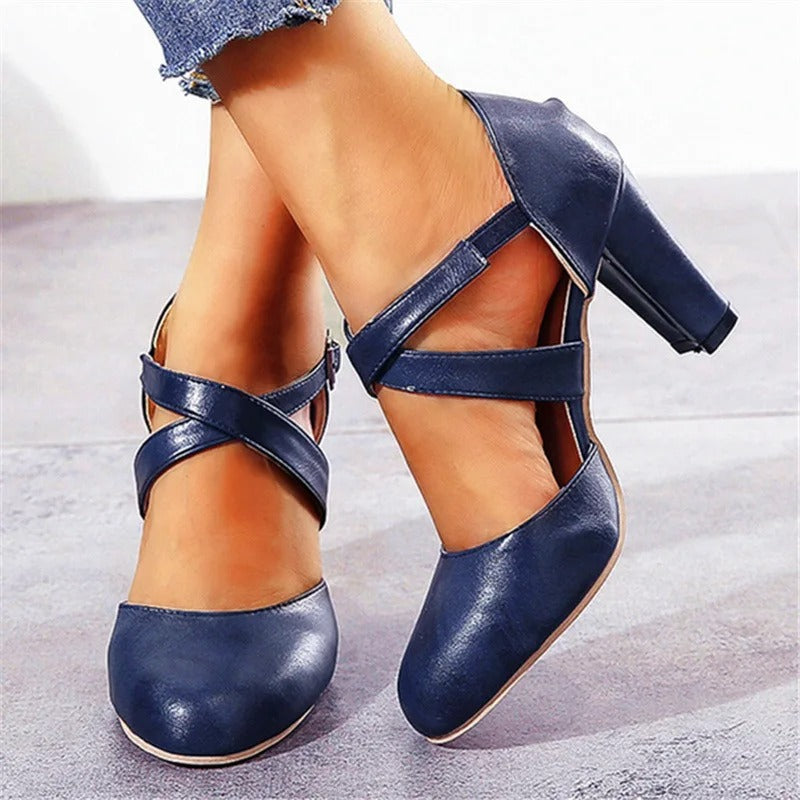 Talons hauts tendance pour femme, mode élégante et design contemporain, chaussures parfaites pour une tenue habillée.