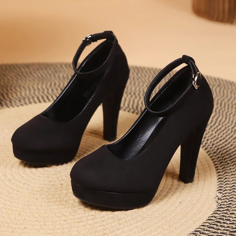 Escarpins noirs pour femme, talons hauts, alliant élégance, confort et style moderne.