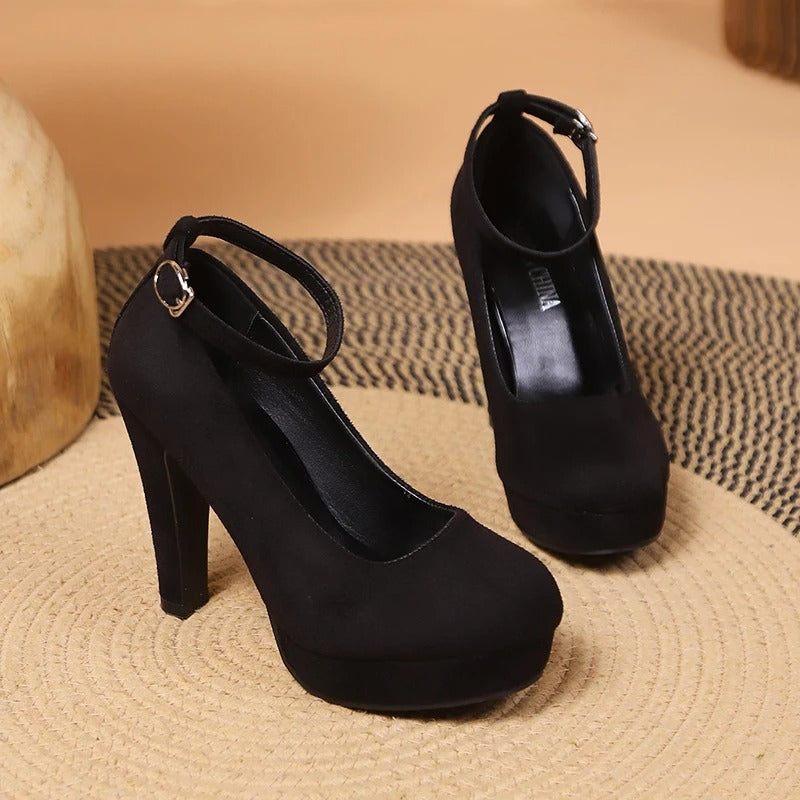 Chaussures femmes à talons hauts, noires, parfaites pour soirées, élégantes et très chics.