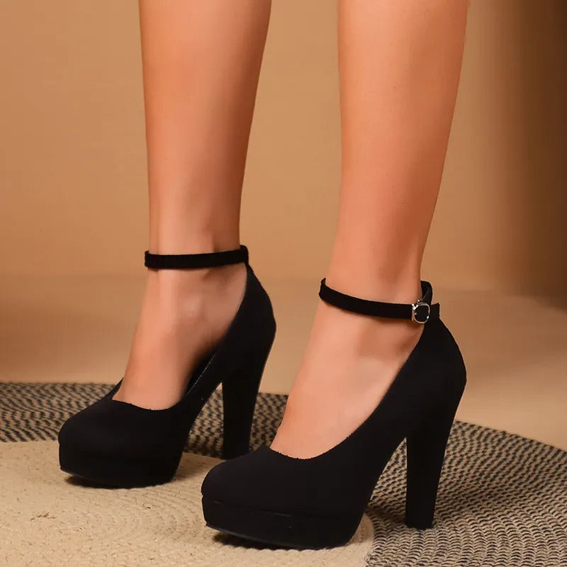 Chaussures à talons hauts séduisantes pour femme, idéales pour occasions habillées.