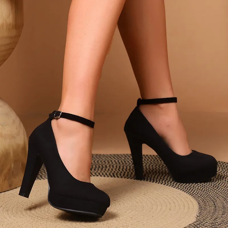 Talons noirs confortables, chaussures femmes élégantes et tendance pour la mode féminine.