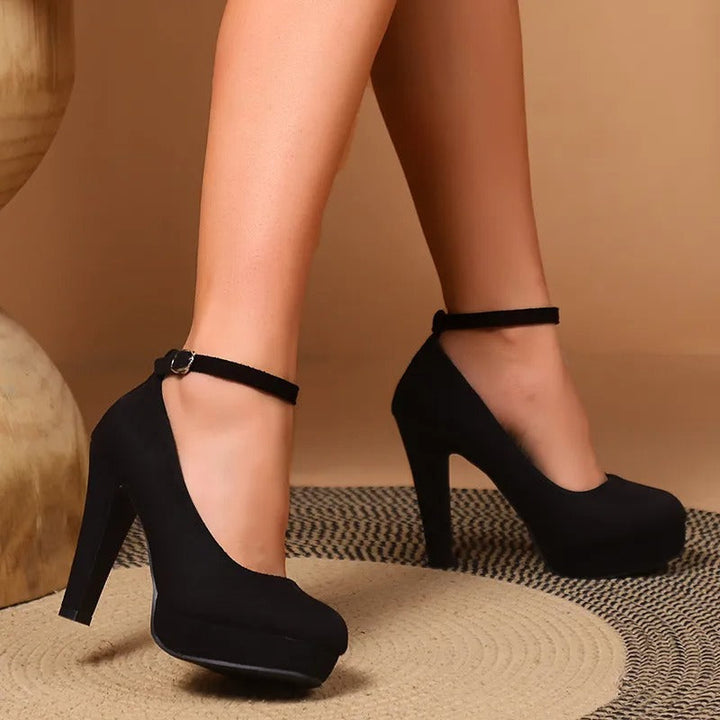 Talons noirs confortables, chaussures femmes élégantes et tendance pour la mode féminine.