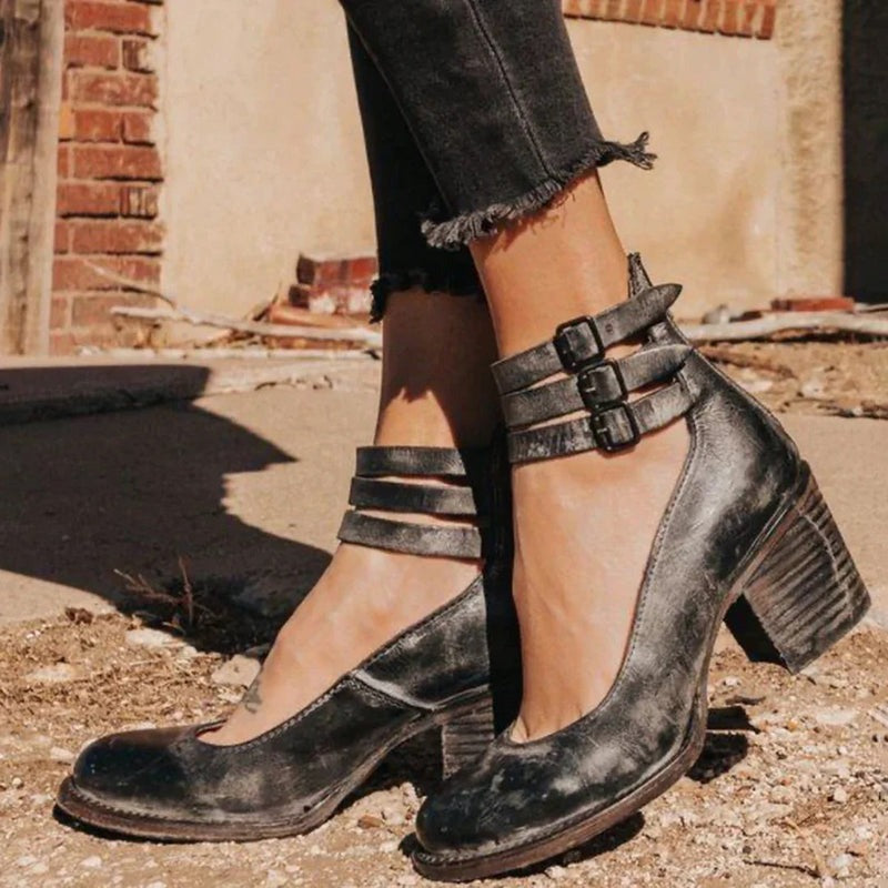 Détail d'un escarpin Norla, bout pointu, fini brillant, chic et mode pour femme.